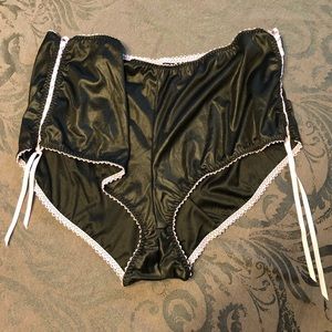 🔥Torrid 4x Black Pleather Panties w/Lace Up Sides!🔥
